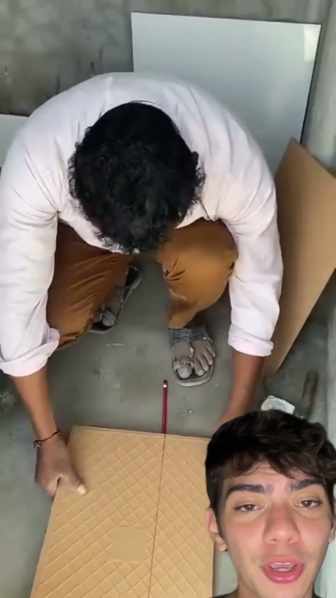 ?♂️ Corte cerâmica só com espátula e lápis! Truque simples e genial! ?️